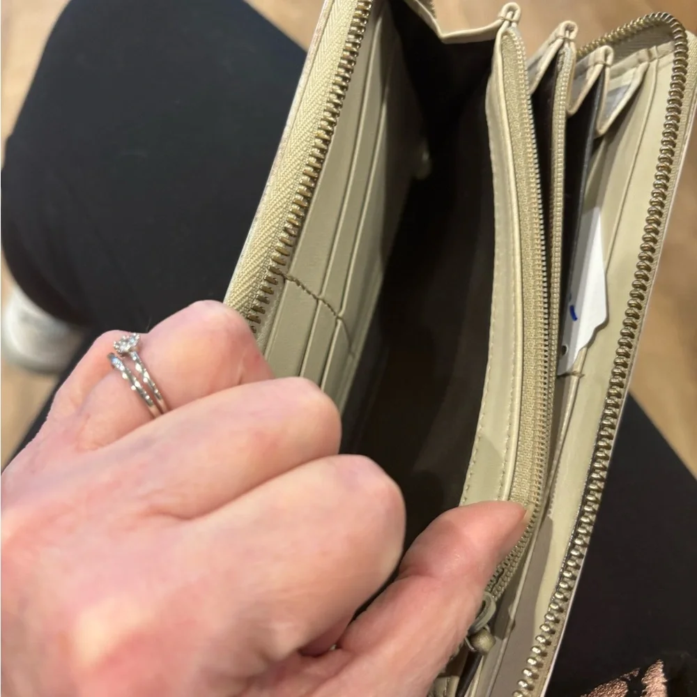 Gucci Tan and Green Signature Wallet - Picture 12 of 15